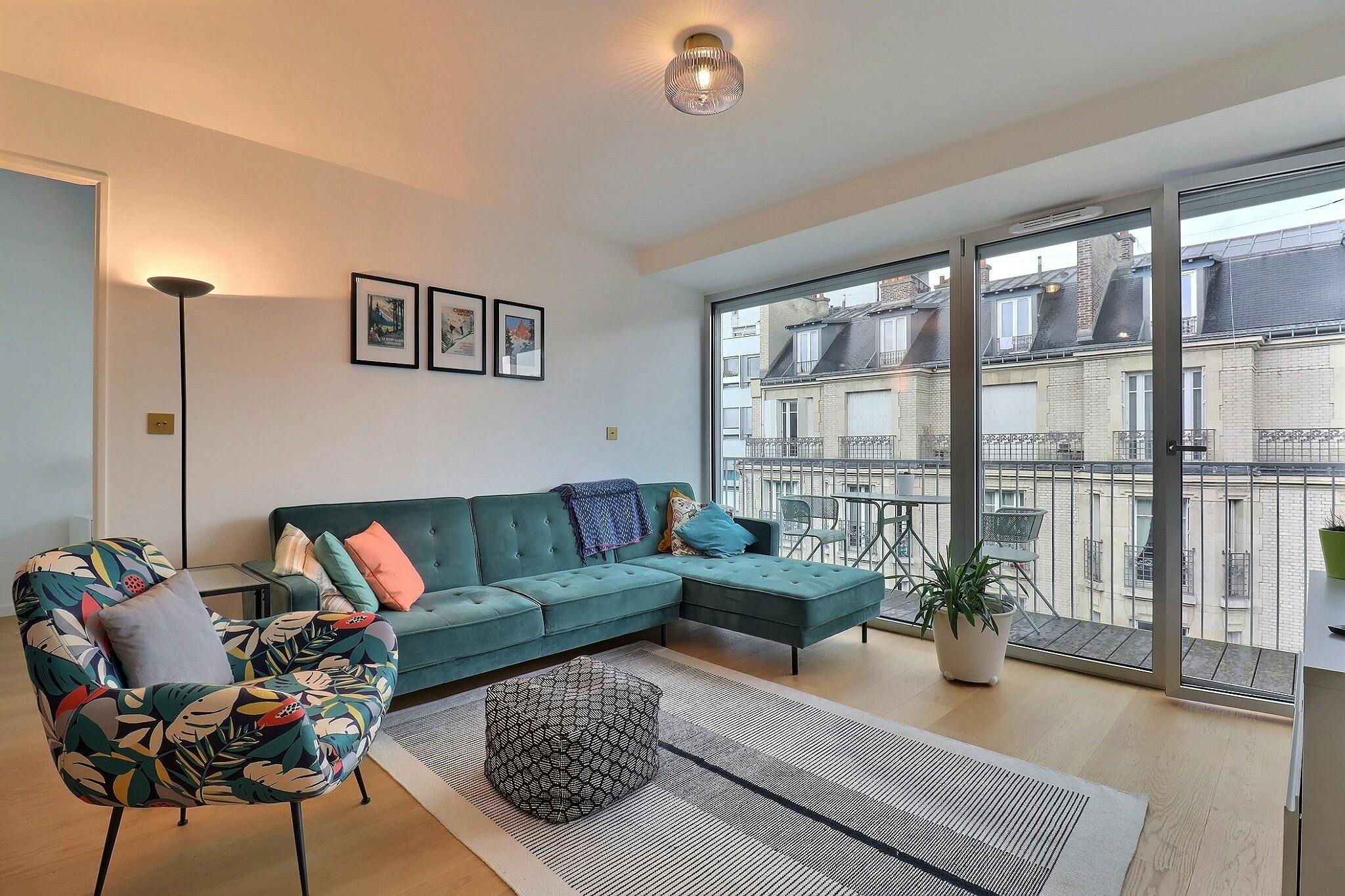 Apartment for rent for €2,744 per month in Paris, Rue Damrémont