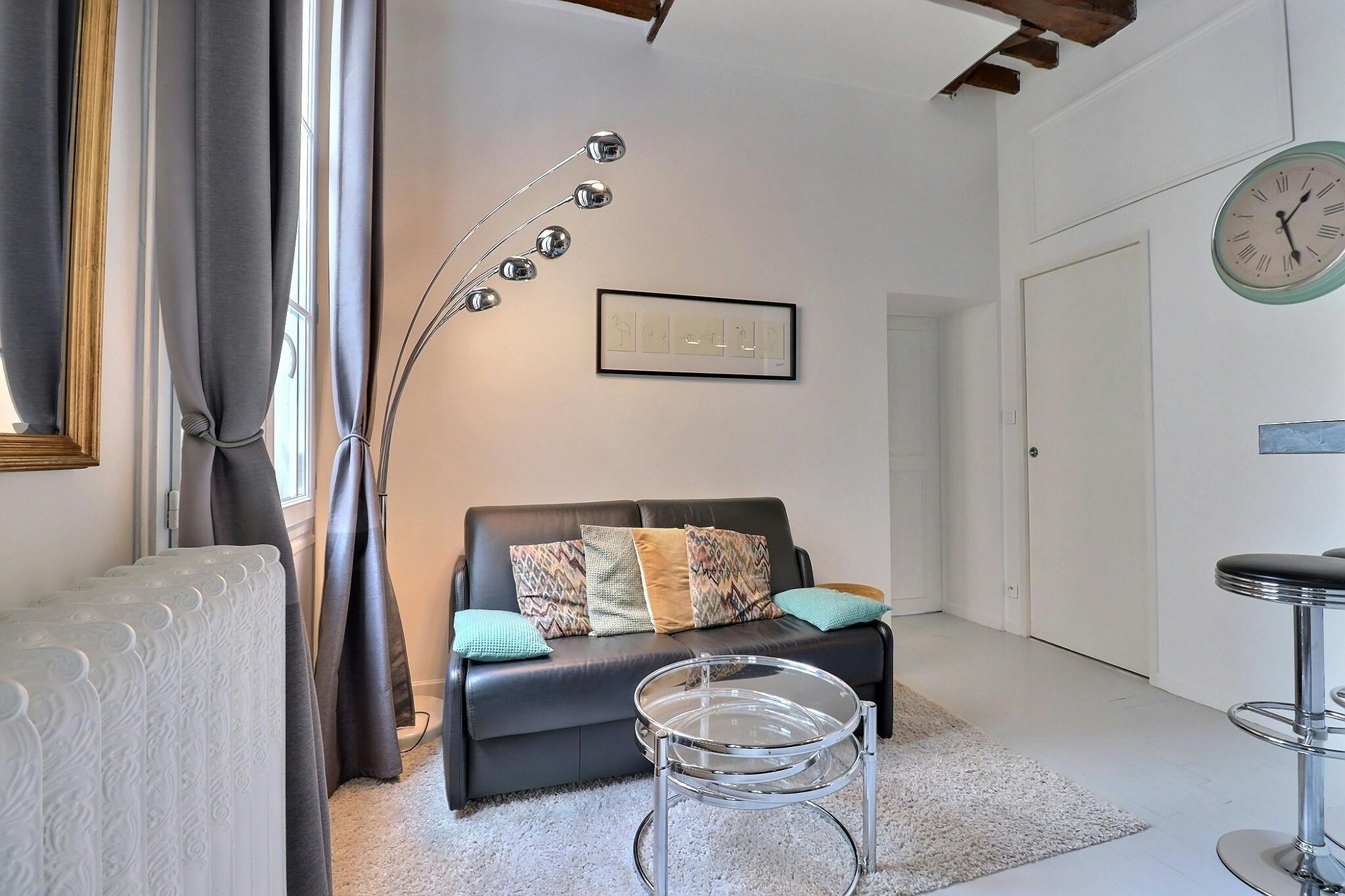 Apartment for rent for €2,281 per month in Paris, Rue de Montmorency