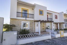Дом сдается в аренду за 9 999 € в месяц в Nazaré, Rua 15 de Agosto