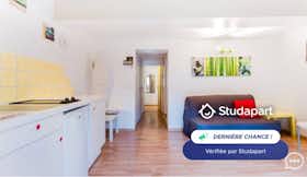 Apartment for rent for €1,150 per month in Aix-en-Provence, Rue Mérindol