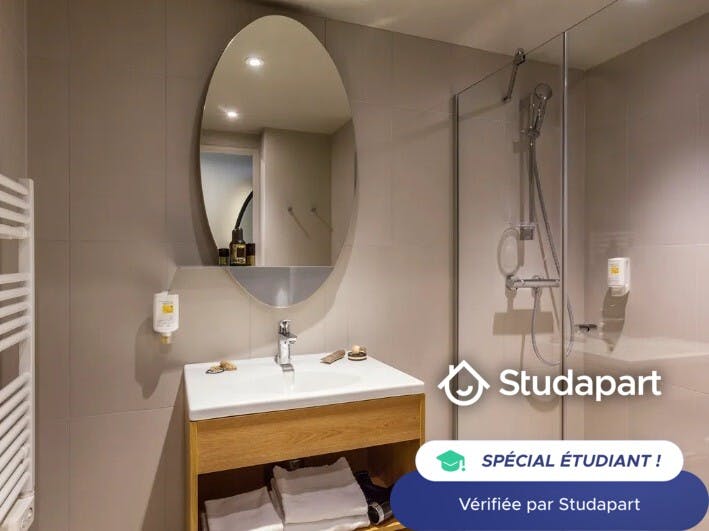 Private room for rent for €1,600 per month in Puteaux, Rue Roque de Fillol