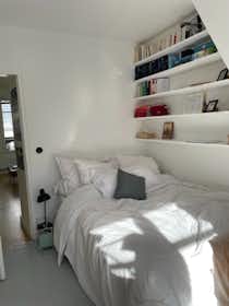 Lägenhet att hyra för 1 400 € i månaden i Paris, Rue Feutrier