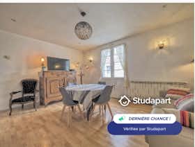 公寓 正在以 €800 的月租出租，其位于 Saint-Jean-de-Luz, Rue des Érables