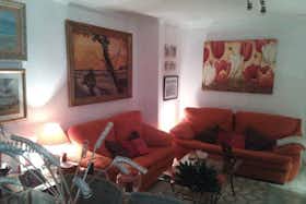 Отдельная комната сдается в аренду за 400 € в месяц в Almería, Travesía Melilla