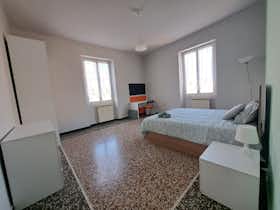 私人房间 正在以 €460 的月租出租，其位于 Genoa, Salita Piano di Rocca