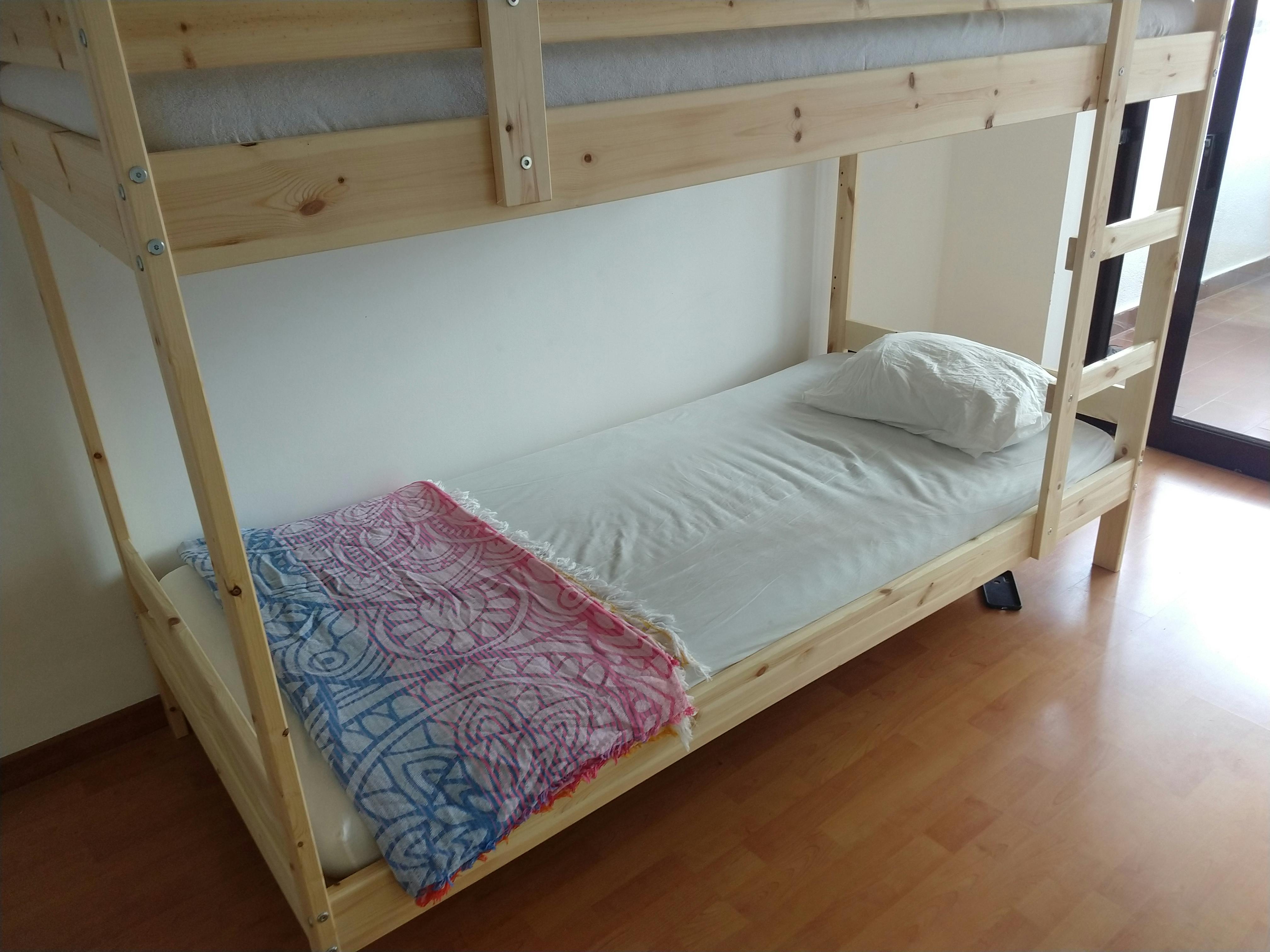 Gedeelde kamer te huur voor € 400 per maand in Almada, Rua Elvira Velez