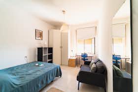 Private room for rent for €380 per month in Sevilla, Calle Tarfía