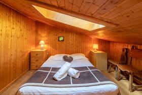 Appartement te huur voor € 1.935 per maand in Chamonix-Mont-Blanc, Route Couttet Champion