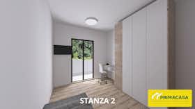 Apartment for rent for €1,900 per month in Verona, Via Lazzaro Spallanzani