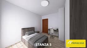 Private room for rent for €450 per month in Verona, Via Lazzaro Spallanzani