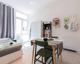 Studio for rent for €940 per month in Bologna, Via Ermete Zacconi