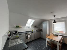 Apartment for rent for €1,400 per month in Köln, Diepenbeekallee
