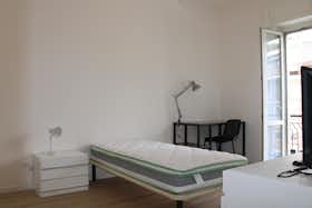 Private room for rent for €500 per month in Bergamo, Via Broseta