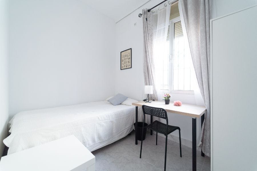 Privat rum att hyra för 335 € i månaden i Sevilla, Calle Cardenal Rodrigo Castro