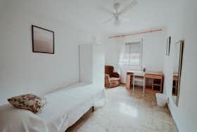 Отдельная комната сдается в аренду за 380 € в месяц в Sevilla, Calle Virgen de Luján