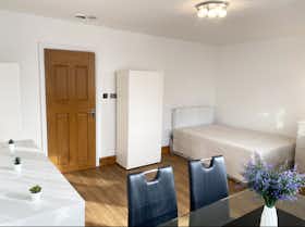 私人房间 正在以 £860 的月租出租，其位于 London, Amina Way