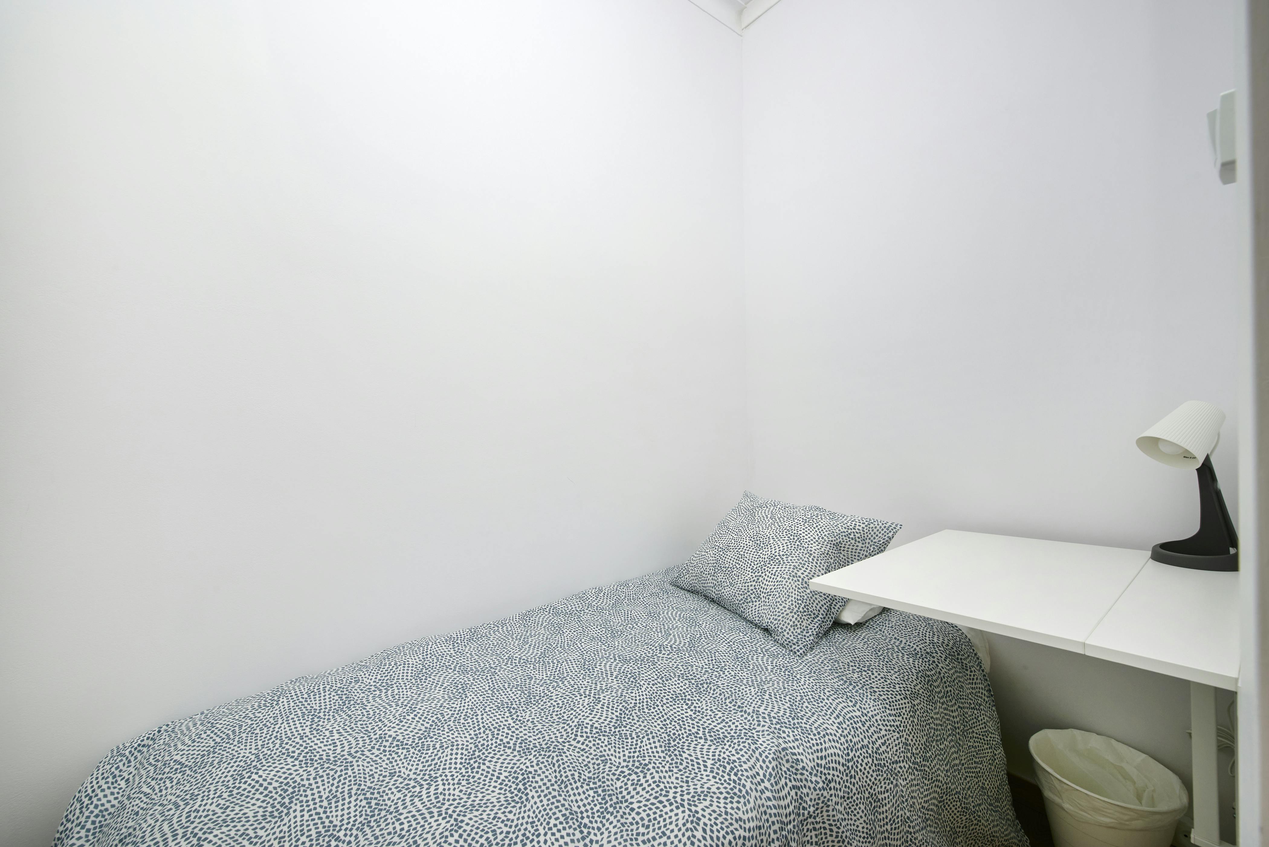 Private room for rent for €400 per month in Lisbon, Rua da República da Bolívia