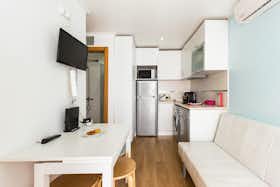 公寓 正在以 €1,100 的月租出租，其位于 Nazaré, Rua de Santo António