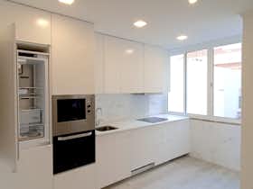 Apartment for rent for €2,000 per month in Oeiras, Rua Policarpo Anjos