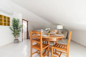 Apartment for rent for €1,100 per month in Nazaré, Rua Lance da Coroa