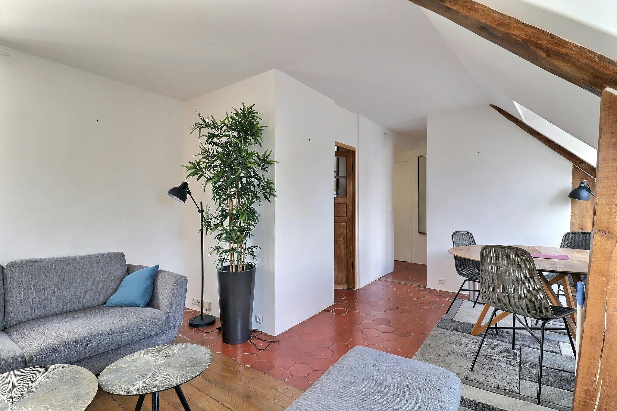 Apartment for rent for €1,856 per month in Paris, Rue Sainte-Croix de la Bretonnerie