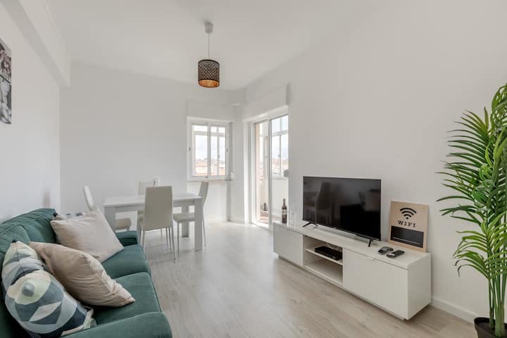 Apartment for rent for €2,800 per month in Amadora, Avenida do Brasil