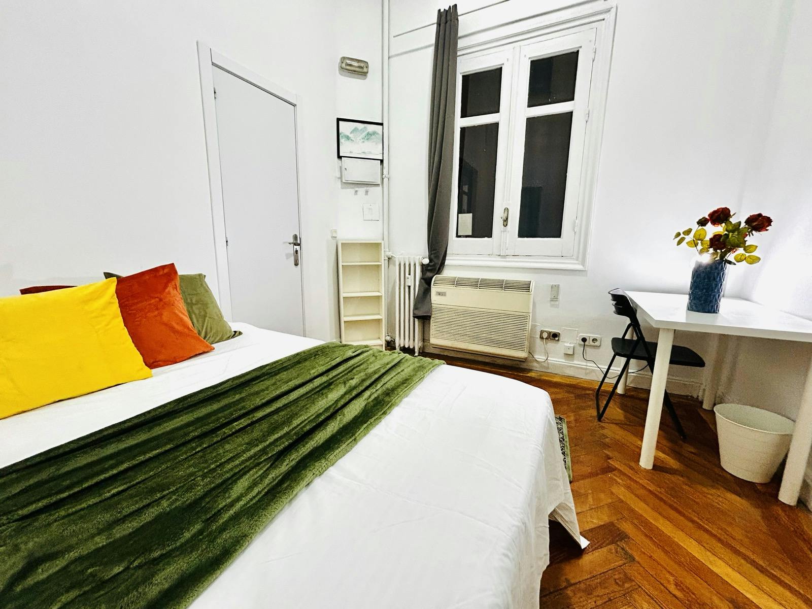 Private room for rent for €645 per month in Madrid, Gran Vía