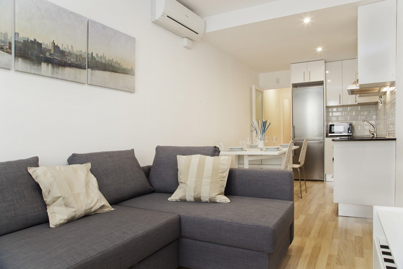 Apartment for rent for €2,195 per month in Barcelona, Carrer de Roger