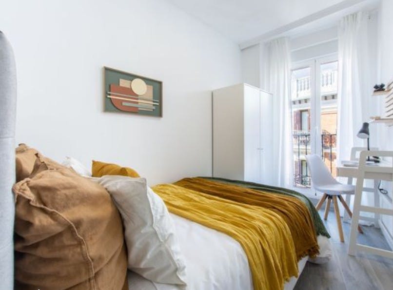 Private room for rent for €950 per month in Madrid, Calle de Tetuán