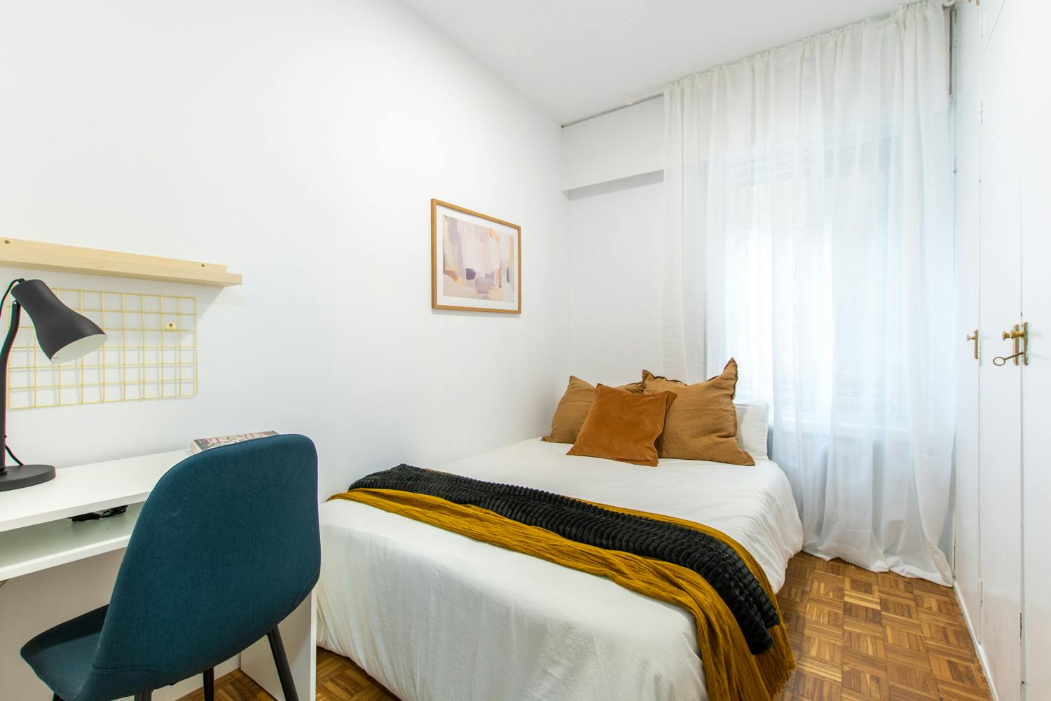 Private room for rent for €620 per month in Madrid, Calle del Pez Austral