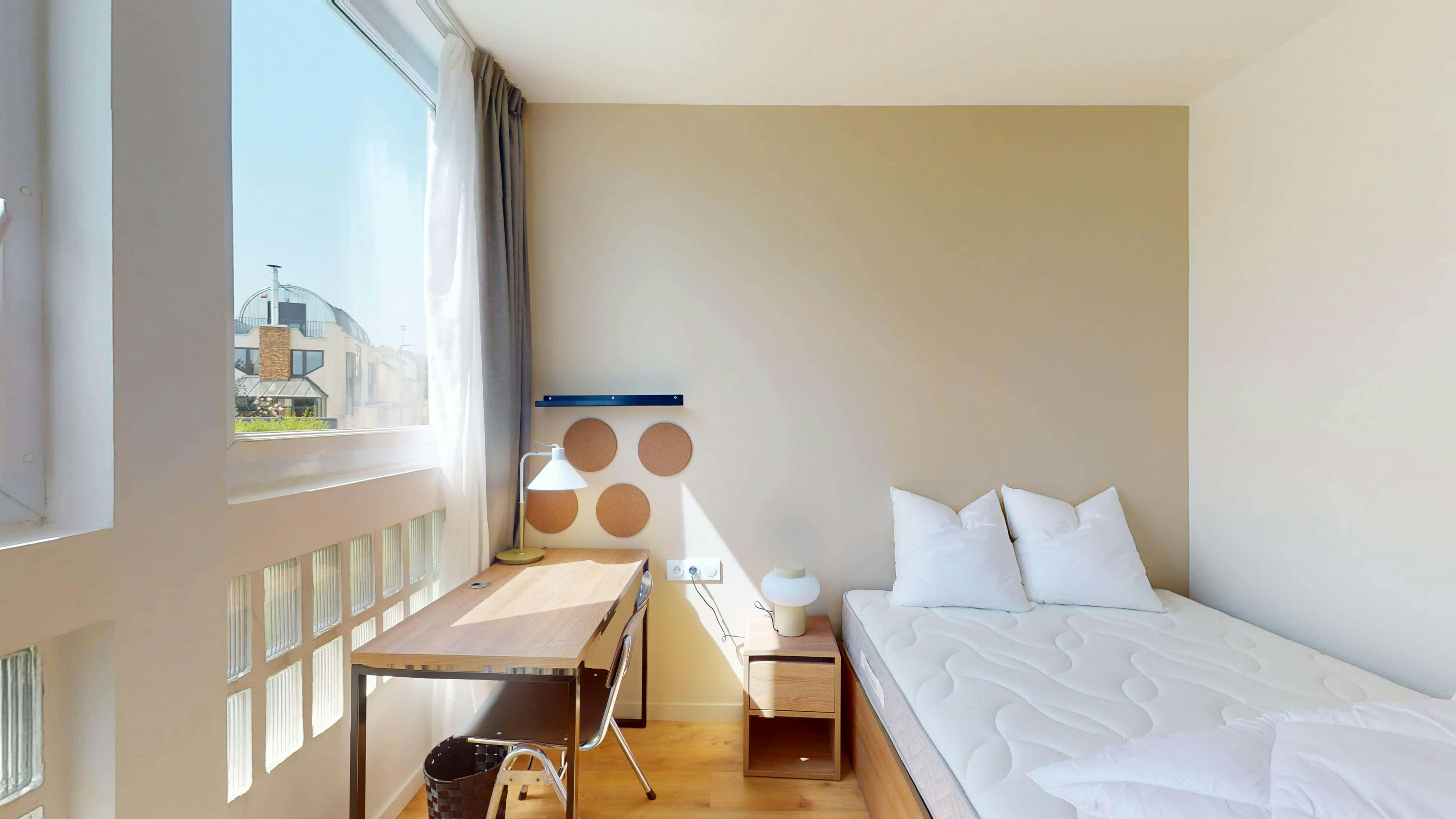 私人房间 正在以 €910 的月租出租，其位于 Suresnes, Rue de la Liberté