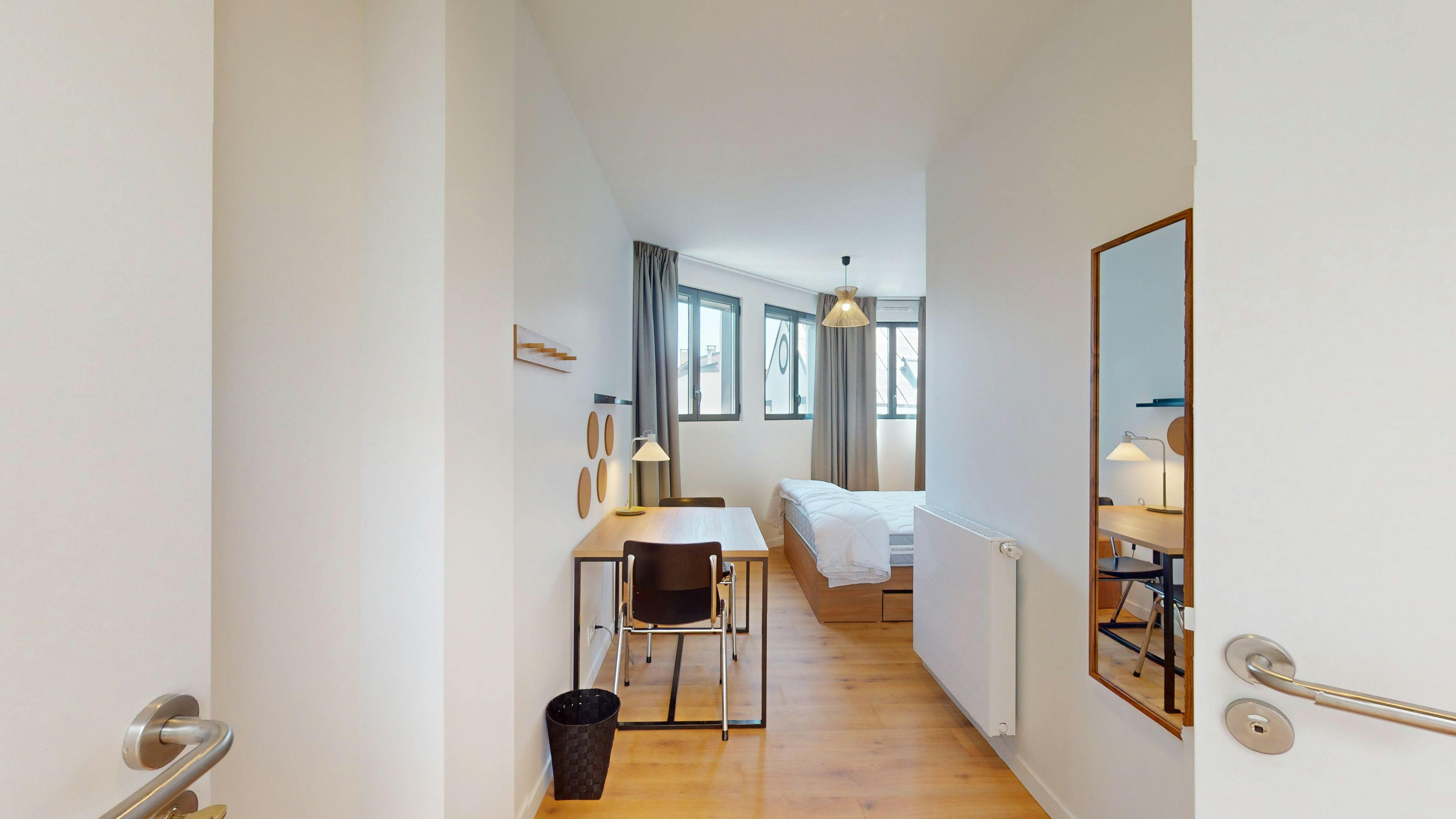 Apartment Suresnes, 618m² — photo 21