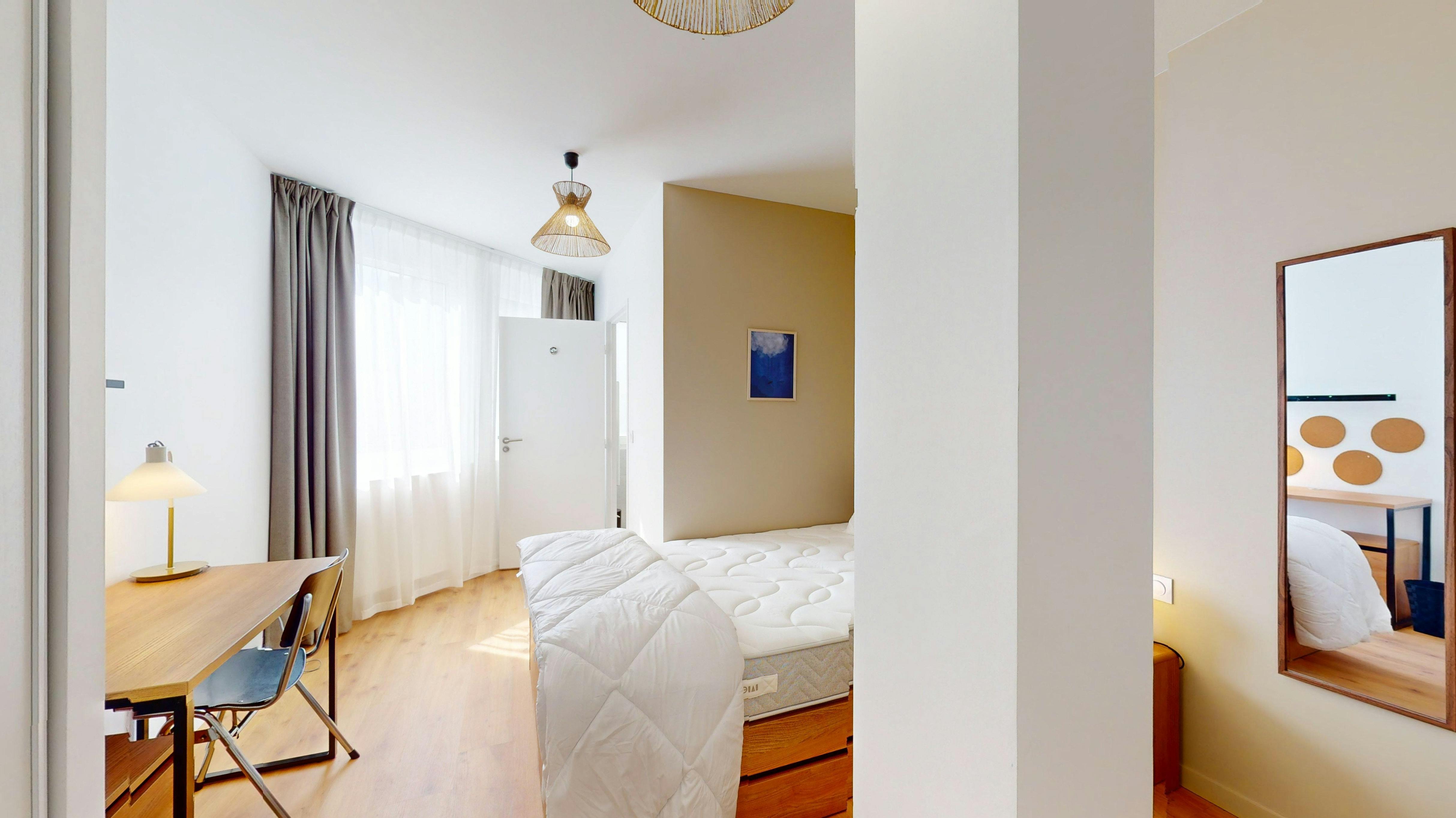 Private room in Rue de la Liberté, Suresnes (1532800) room image 8
