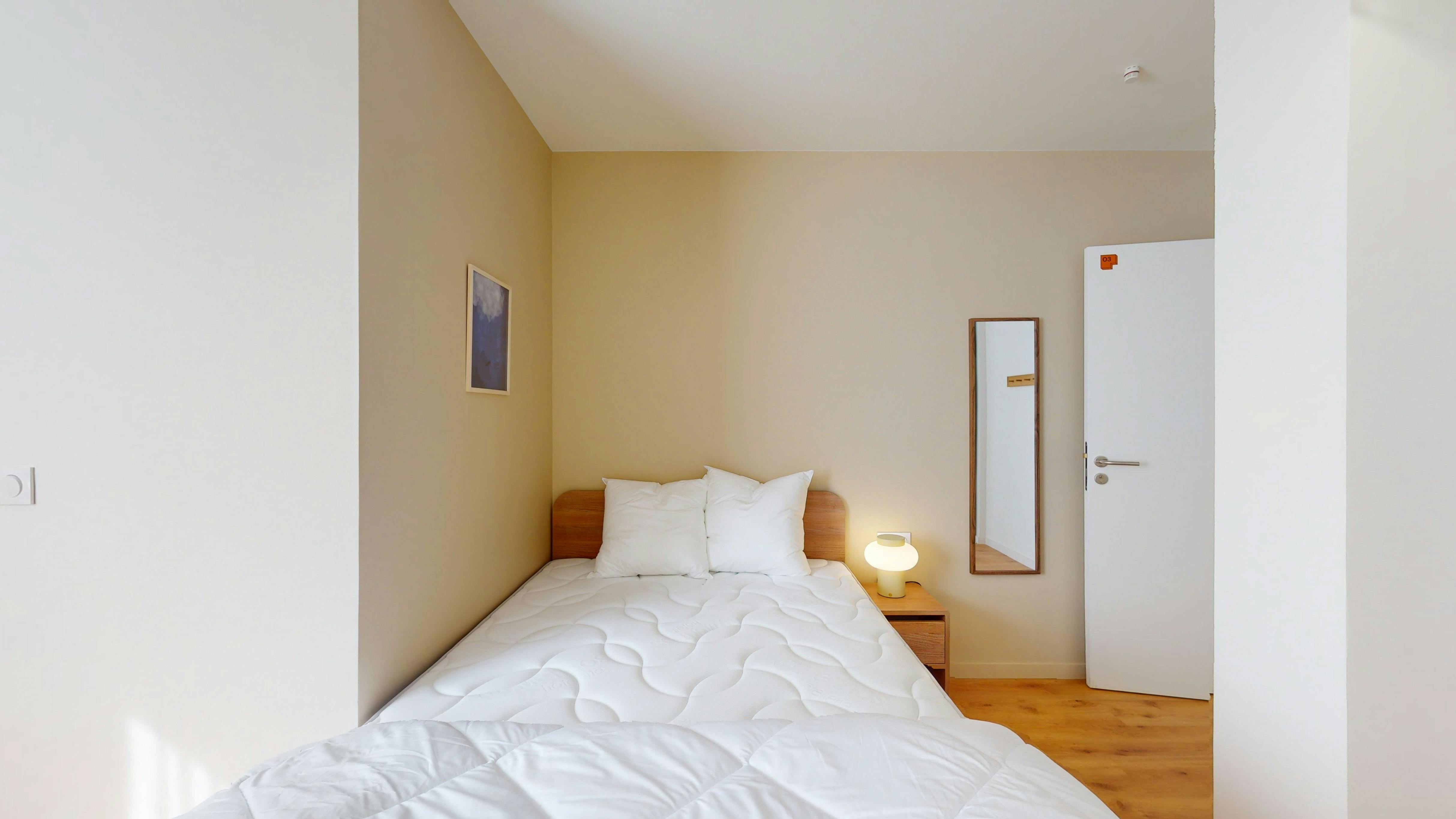 Private room in Rue de la Liberté, Suresnes (1532800) room image 1