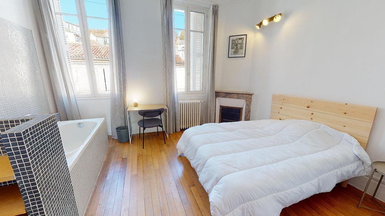 私人房间 正在以 €400 的月租出租，其位于 Angoulême, Rue Waldeck-Rousseau