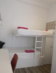 Shared room for rent for €748 per month in Madrid, Calle de Fernando el Católico