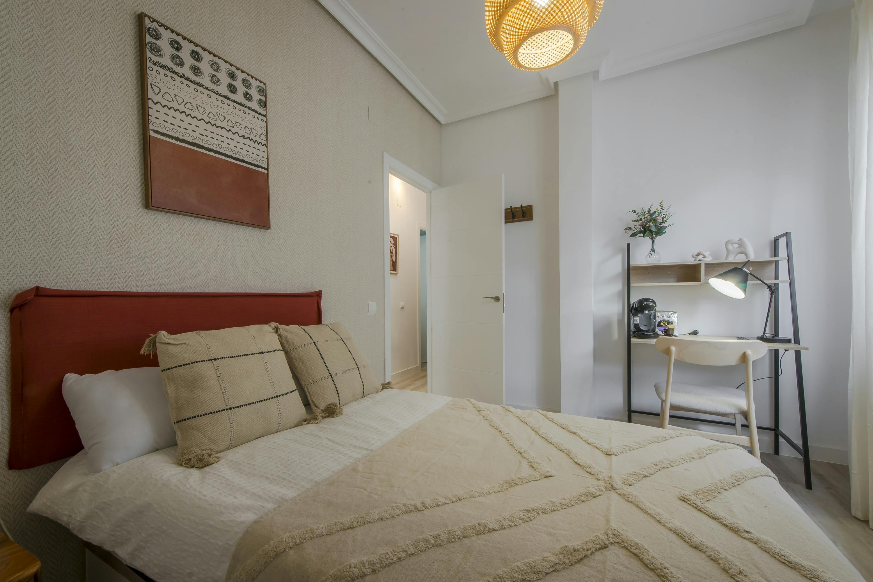 Private room for rent for €580 per month in Madrid, Pasaje de Lucero