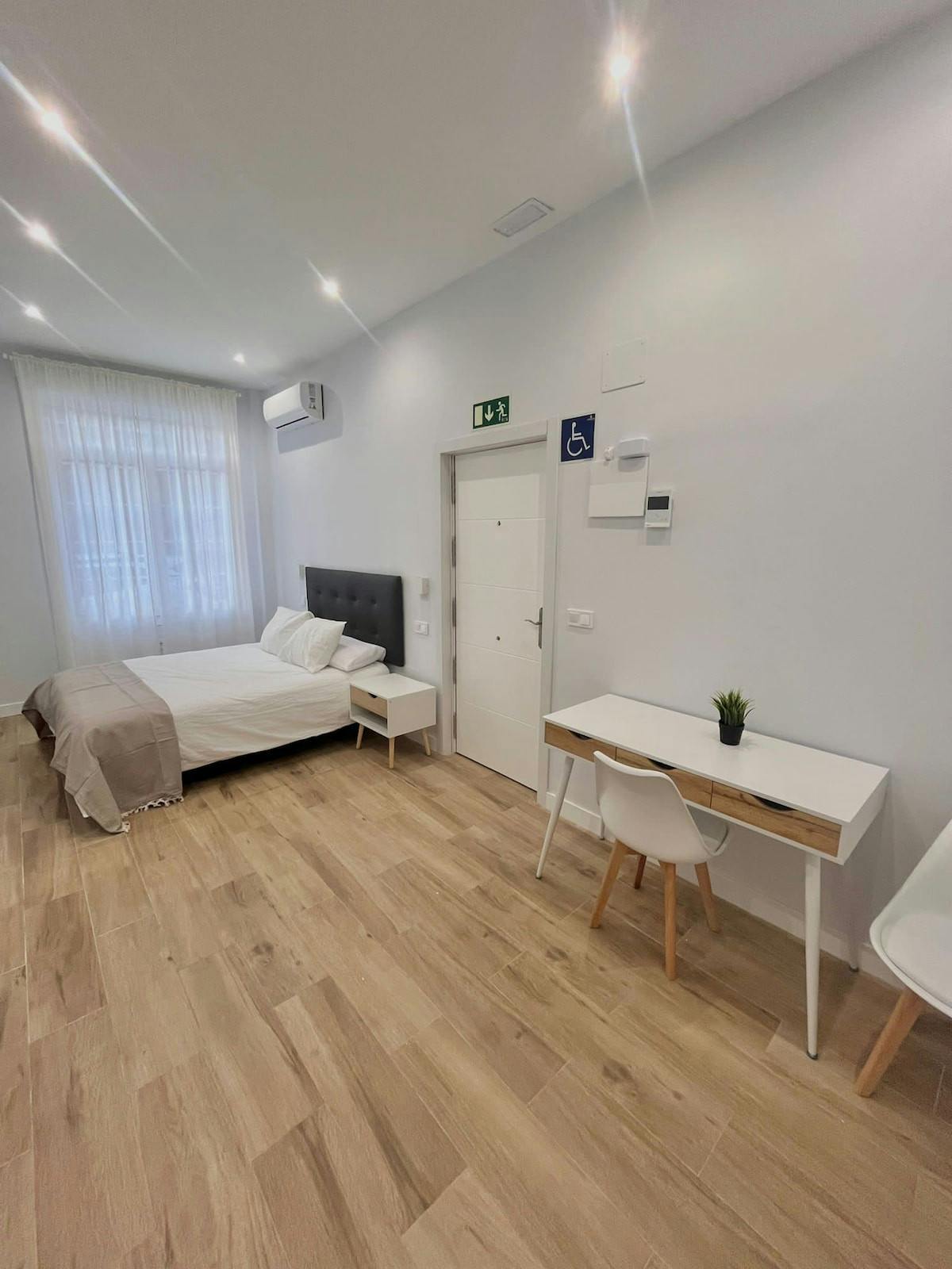 Studio for rent for €5,000 per month in Madrid, Calle de Torregrosa