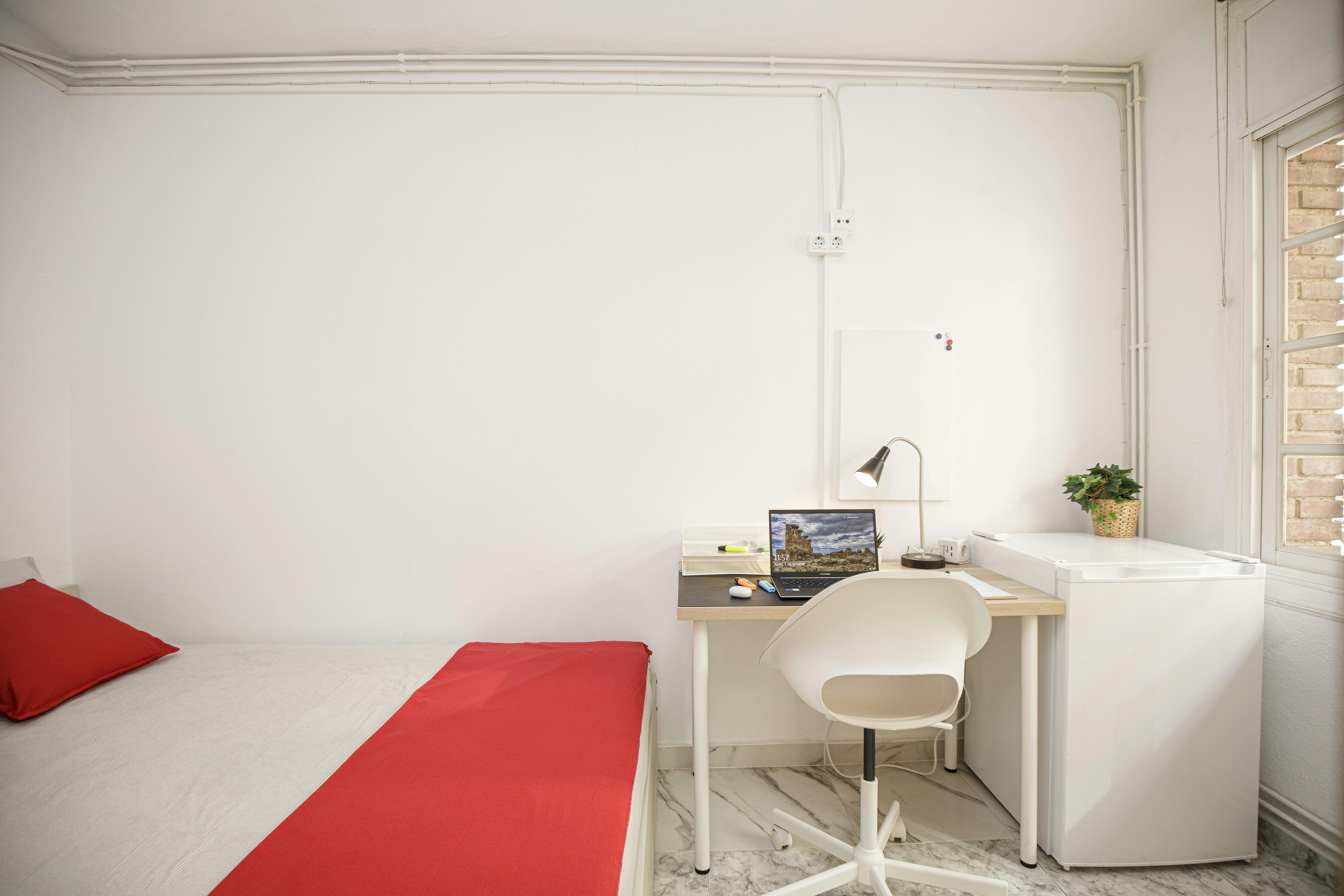 Private room for rent for €525 per month in Badalona, Carrer Sicília