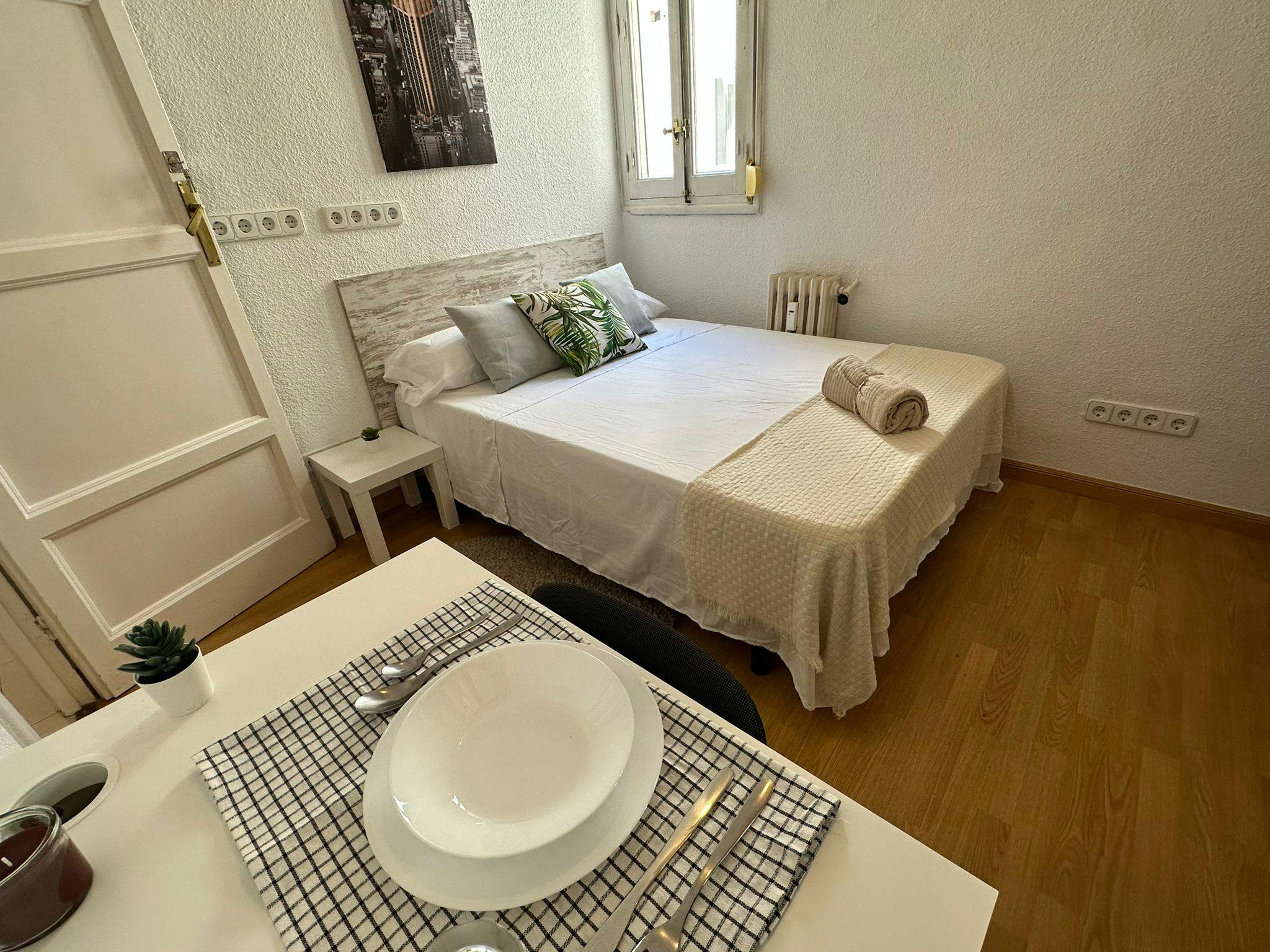 Private room for rent for €600 per month in Madrid, Calle de Cea Bermúdez