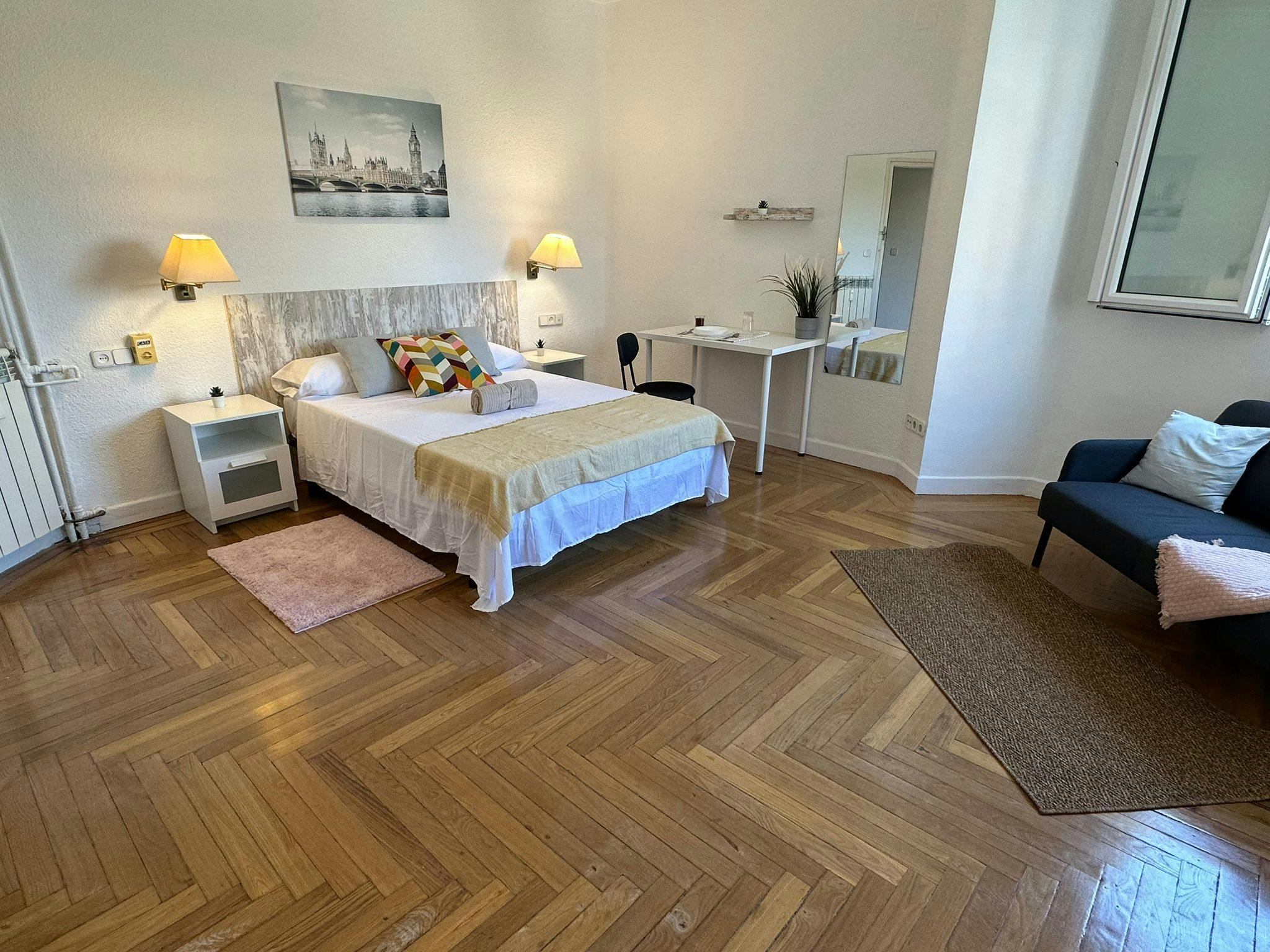 Private room for rent for €850 per month in Madrid, Calle de Cea Bermúdez