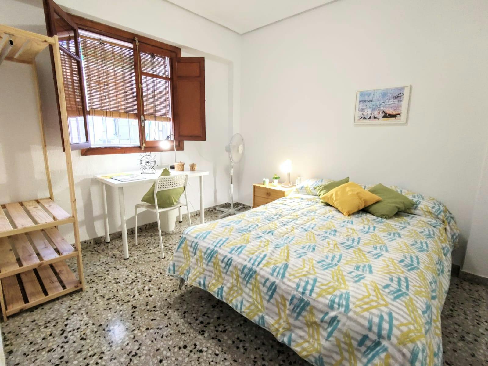 Private room for rent for €630 per month in Paterna, Carrer Miguel Hernández