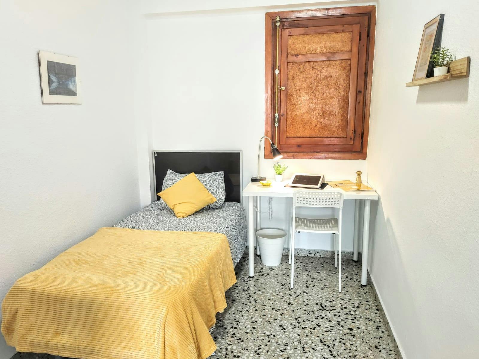 Private room for rent for €440 per month in Paterna, Carrer Miguel Hernández