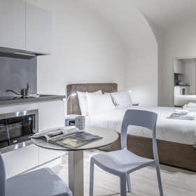 Studio for rent for €1 per month in Milan, Via Pietro Metastasio