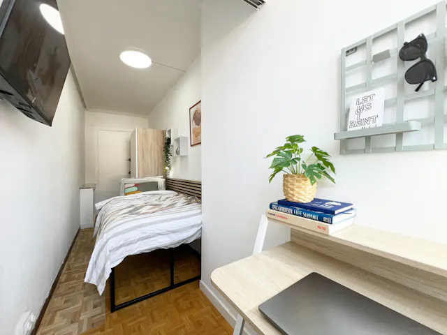 Private room in Calle Pedro Heredia, Madrid (1537796) room image 1