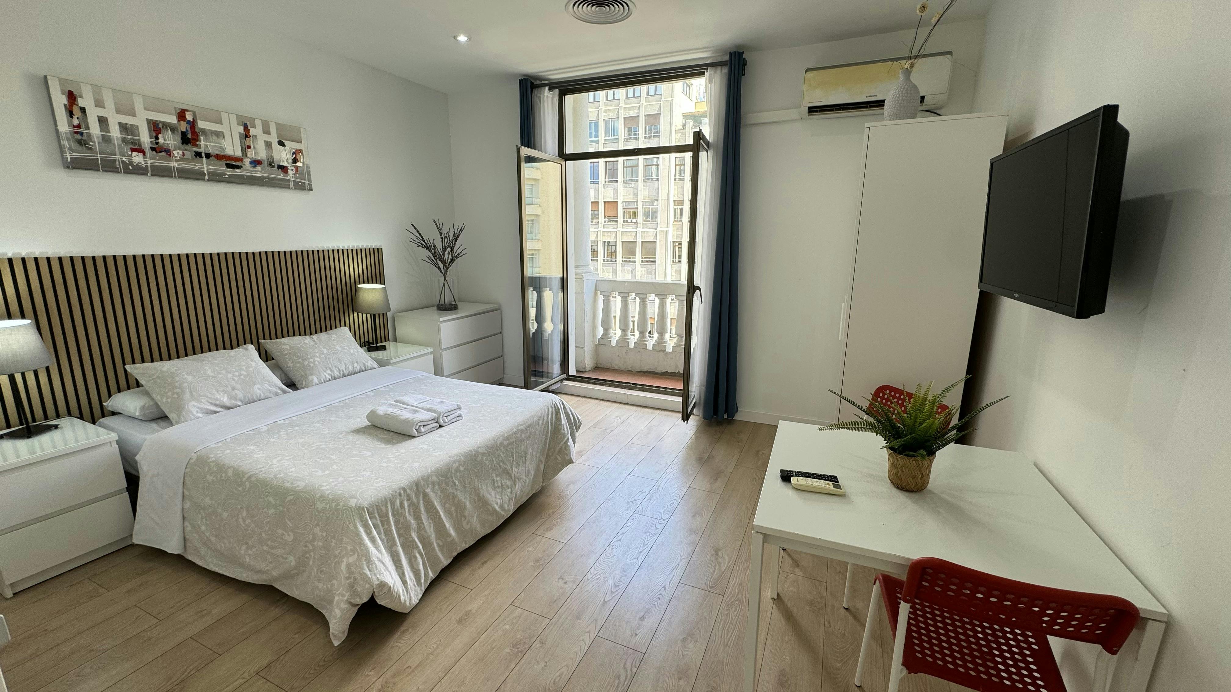 Studio for rent for €1,299 per month in Madrid, Calle Gran Vía