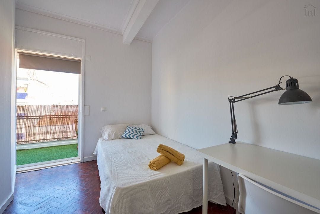 Private room for rent for €775 per month in Lisbon, Avenida Miguel Bombarda