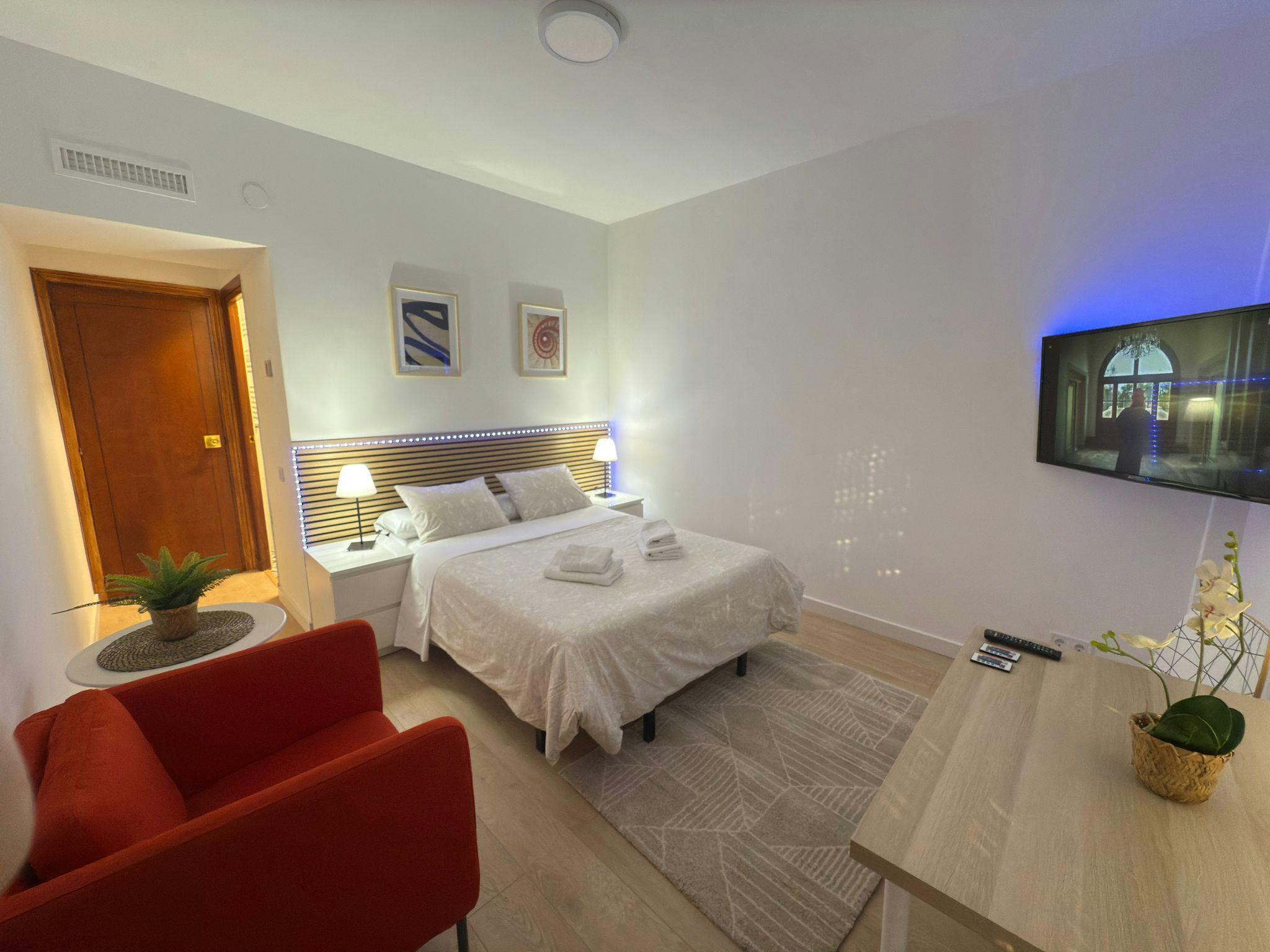 Studio for rent for €1,399 per month in Madrid, Calle del Conde Duque