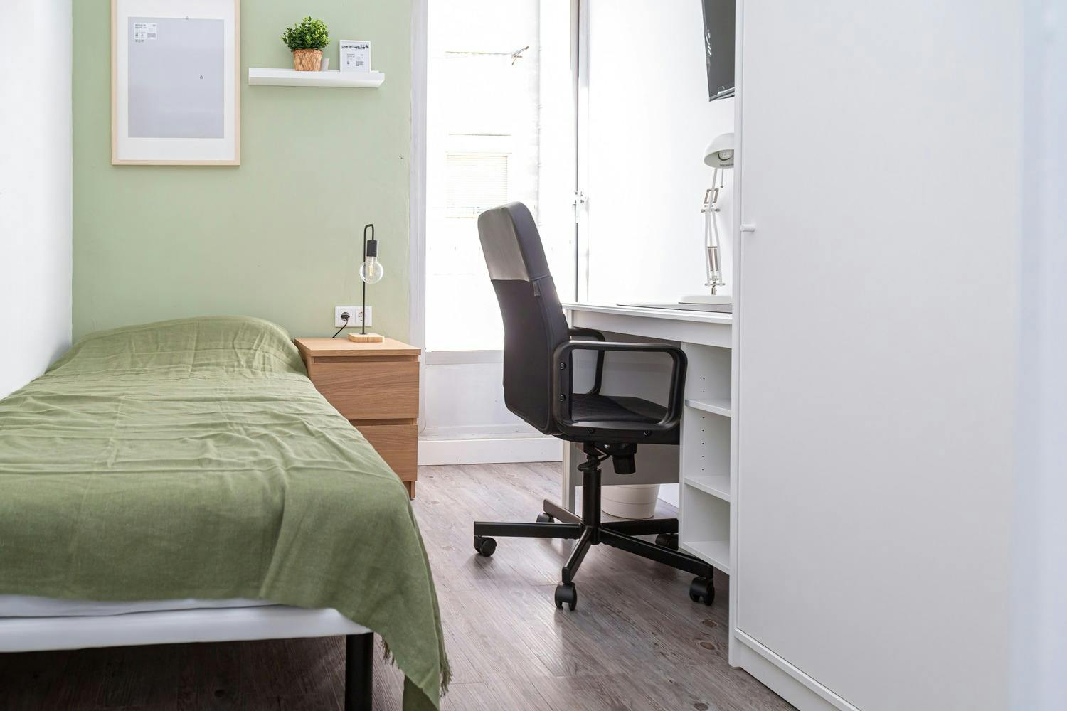 Private room for rent for €305 per month in Zaragoza, Calle Berenguer de Bardají