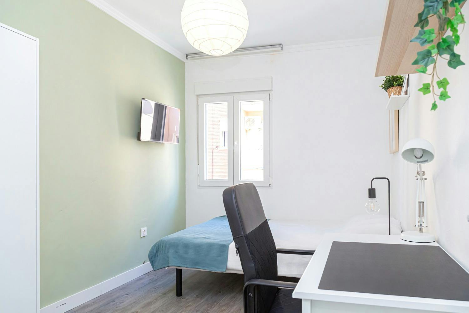 Private room for rent for €345 per month in Zaragoza, Calle Berenguer de Bardají